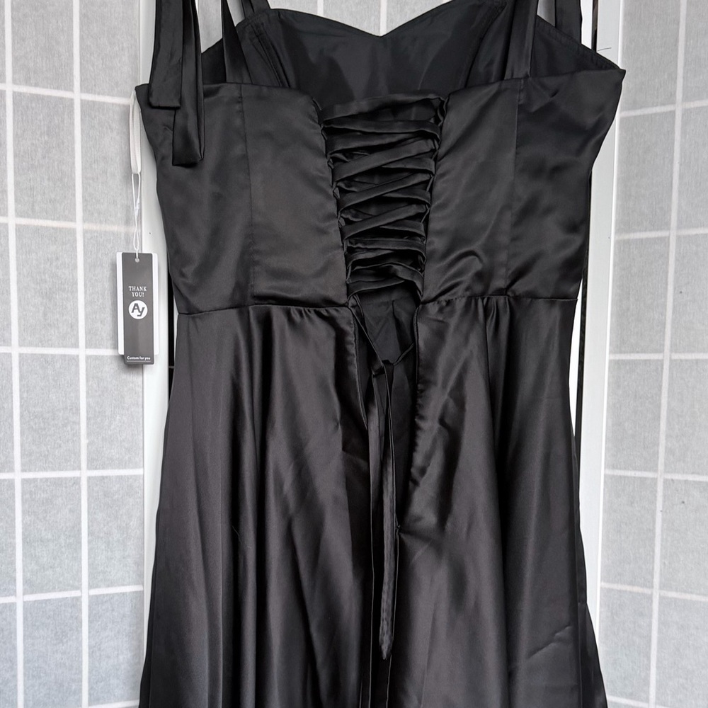 Elegant Black Satin Dress - Picture 3 of 12